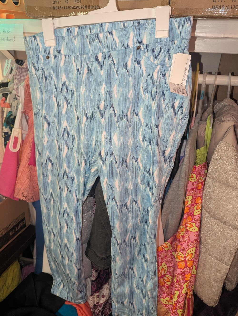 Nwt June & Daisy Blue Cropped/ Half Pant Pants